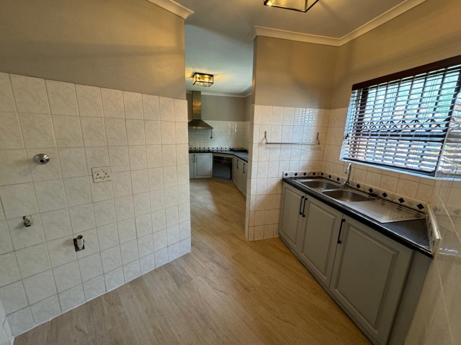 To Let 4 Bedroom Property for Rent in Rouxville Western Cape